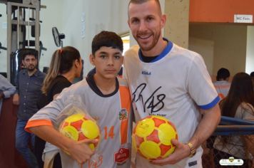 Foto - GOLEIRO PAULO VICTOR VISITA PEDRINHAS PAULISTA