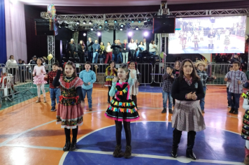 Foto - PREFEITURA DE PEDRINHAS PAULISTA REALIZA FESTA JUNINA DA EMEF PROF. CLÓVIS MANFIO 2025.