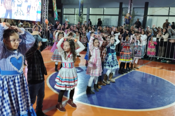 Foto - PREFEITURA DE PEDRINHAS PAULISTA REALIZA FESTA JUNINA DA EMEF PROF. CLÓVIS MANFIO 2025.