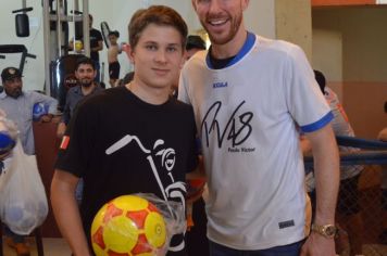 Foto - GOLEIRO PAULO VICTOR VISITA PEDRINHAS PAULISTA