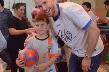 Foto - GOLEIRO PAULO VICTOR VISITA PEDRINHAS PAULISTA