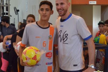 Foto - GOLEIRO PAULO VICTOR VISITA PEDRINHAS PAULISTA