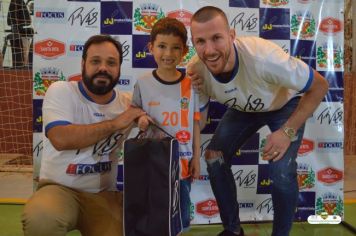 Foto - GOLEIRO PAULO VICTOR VISITA PEDRINHAS PAULISTA