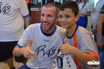 Foto - GOLEIRO PAULO VICTOR VISITA PEDRINHAS PAULISTA