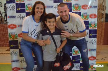 Foto - GOLEIRO PAULO VICTOR VISITA PEDRINHAS PAULISTA