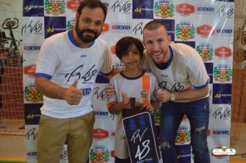 Foto - GOLEIRO PAULO VICTOR VISITA PEDRINHAS PAULISTA