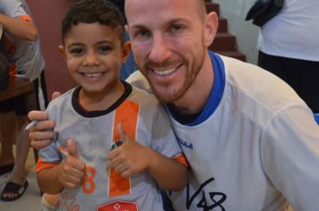 Foto - GOLEIRO PAULO VICTOR VISITA PEDRINHAS PAULISTA