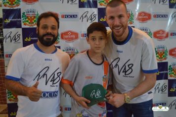 Foto - GOLEIRO PAULO VICTOR VISITA PEDRINHAS PAULISTA