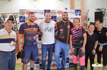 Foto - GOLEIRO PAULO VICTOR VISITA PEDRINHAS PAULISTA