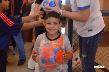 Foto - GOLEIRO PAULO VICTOR VISITA PEDRINHAS PAULISTA