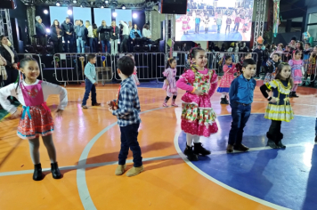 Foto - PREFEITURA DE PEDRINHAS PAULISTA REALIZA FESTA JUNINA DA EMEF PROF. CLÓVIS MANFIO 2025.