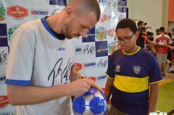 Foto - GOLEIRO PAULO VICTOR VISITA PEDRINHAS PAULISTA