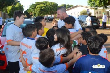 Foto - GOLEIRO PAULO VICTOR VISITA PEDRINHAS PAULISTA