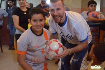 Foto - GOLEIRO PAULO VICTOR VISITA PEDRINHAS PAULISTA