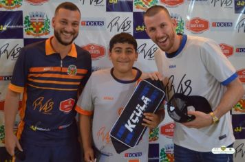 Foto - GOLEIRO PAULO VICTOR VISITA PEDRINHAS PAULISTA