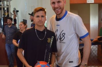 Foto - GOLEIRO PAULO VICTOR VISITA PEDRINHAS PAULISTA