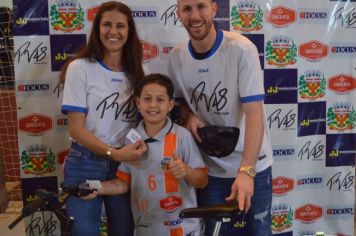 Foto - GOLEIRO PAULO VICTOR VISITA PEDRINHAS PAULISTA