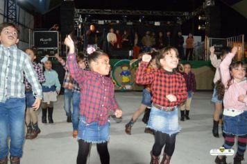 Foto - PREFEITURA MUNICIPAL REALIZA FESTA JUNINA DA ESCOLA CLOVIS MANFIO 2023.