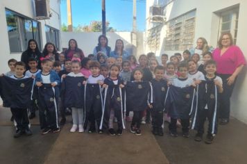 PREFEITURA MUNICIPAL REALIZA ENTREGA DE UNIFORMES DE INVERNO PARA OS ALUNOS DA REDE MUNICIPAL DE ENSINO.OL.