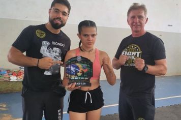 ALUNOS DO PROJETO DE MUAY THAI DE PEDRINHAS INTEGRAM EQUIPE EM EVENTO DE KICKBOXING.