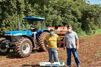 ATRAVÉS  DA CASA DA AGRICULTURA, A PREFEITURA MUNICIPAL DE PEDRINHAS PAULISTA INCENTIVA OS PEQUENOS PRODUTORES RURAIS A MELHORAREM SUA PRODUÇÃO