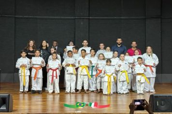 ALUNOS DO PROJETO DE KARATE PARTICIPAM DE CERIMONIA DE ENTREGA DE FAIXAS.