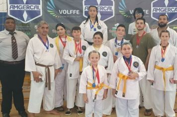 ATLETAS DO PROJETO DE KARATE DE PEDRINHAS PAULISTA SE DESTACAM EM TORNEIO REGIONAL EM MARACAI.