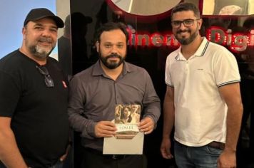 PREFEITO FREDDIE NICOLAU E DEMAIS AUTORIDADES MUNICIPAIS PRESTIGIAM EXIBIÇÃO DE FILME COM HISTÓRIAS DE IMIGRANTES DE PEDRINHAS.