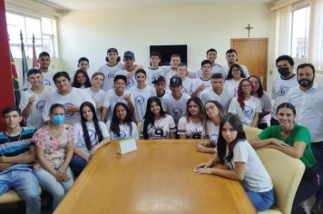 PREFEITO E VICE-PREFEITA RECEBEM ALUNOS DO 3º ANO DA ESCOLA PROF. DR. ANTONIO DE BENEDICTS.