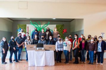 ADMINISTRAÇÃO MUNICIPAL E SECRETARIA DE EDUCAÇÃO ENTREGAM NOTEBOOKS A PROFESSORES DA EMEF “CLÓVIS MANFIO”
