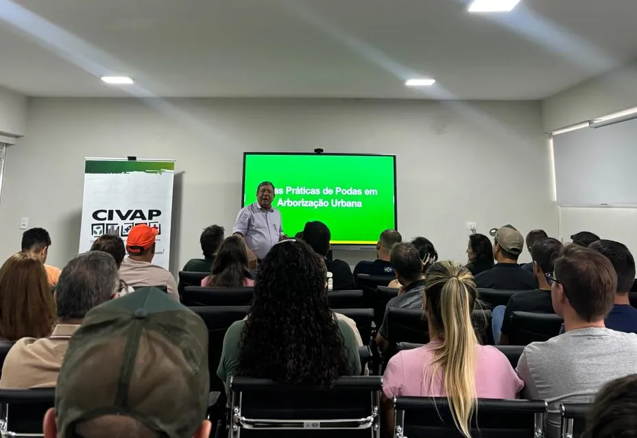 FUNCIONÁRIOS PARTICIPAM DE CAPACITAÇÃO EM BOAS PRÁTICAS DE PODA URBANA.