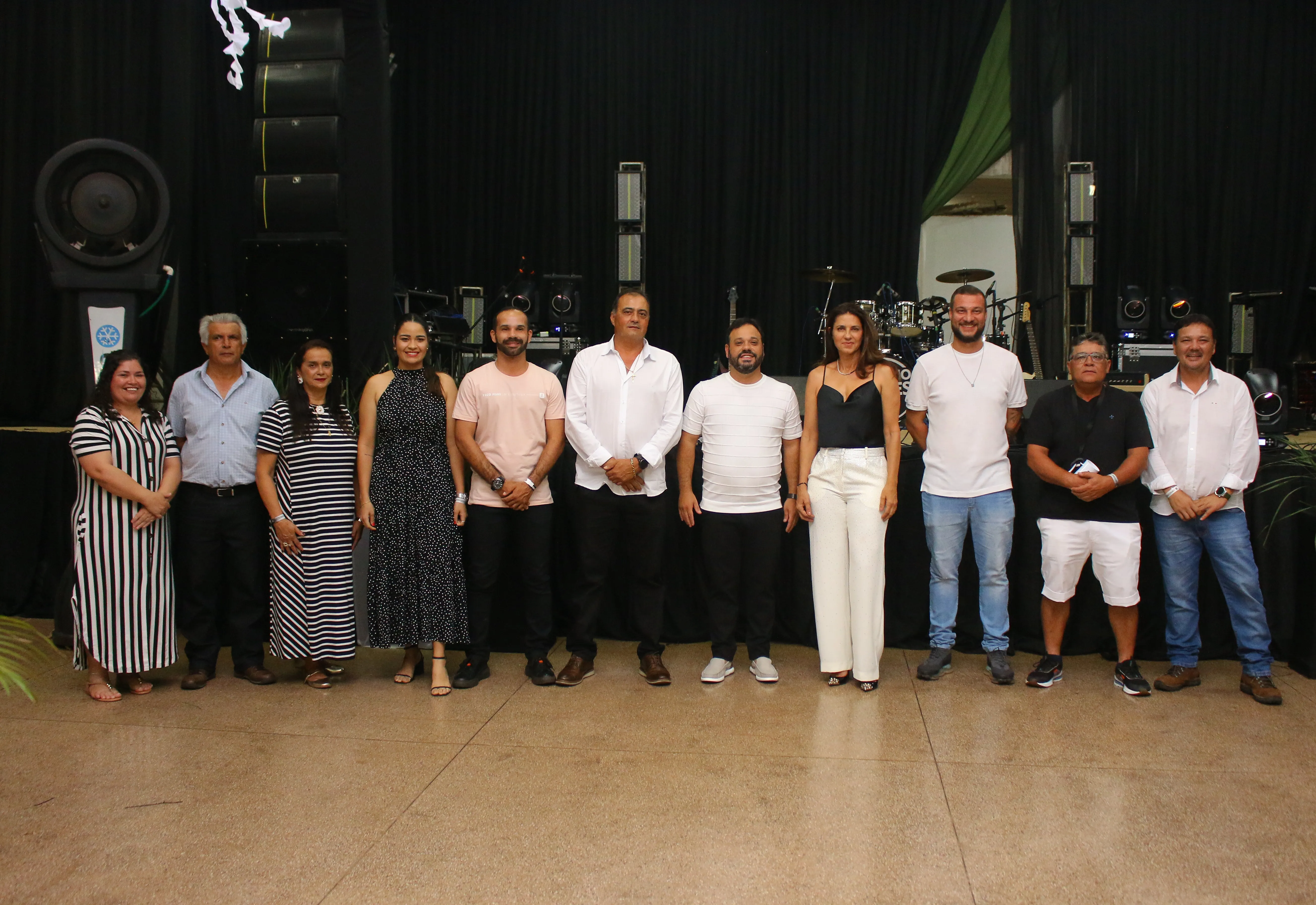 PREFEITURA MUNICIPAL PROMOVE JANTAR DE CONFRATERNIZAÇÃO DOS FUNCIONÁRIOS PUBLICOS E PREFEITO ANUNCIA BONUS DO VALE ALIMENTAÇÃO 2025