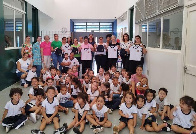 PREFEITURA MUNICIPAL REALIZA ENTREGA DE NOVOS UNIFORMES PARA A REDE DE ENSINO DE PEDRINHAS PAULISTA.