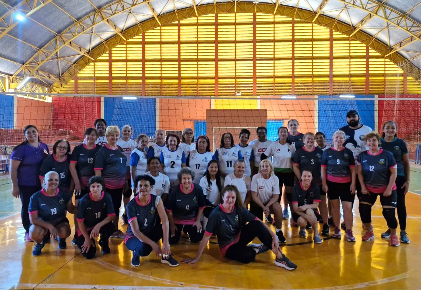 GRUPO DE VÔLEI 60+ PARTICIPAM DE PARTIDA AMISTOSA DE VÔLEI ADAPTADO.