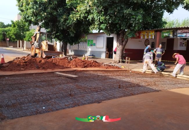 PREFEITURA MUNICIPAL REALIZA CONSTRUÇÃO DE LOMBOFAIXA NO BAIRRO BONSUCESSO.