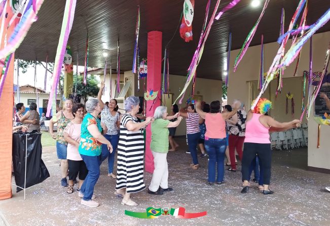 SECRETARIA MUNICIPAL DE SAUDE REALIZA BAILE NA PRAÇA COM TEMÁTICA DE CARNAVAL. 