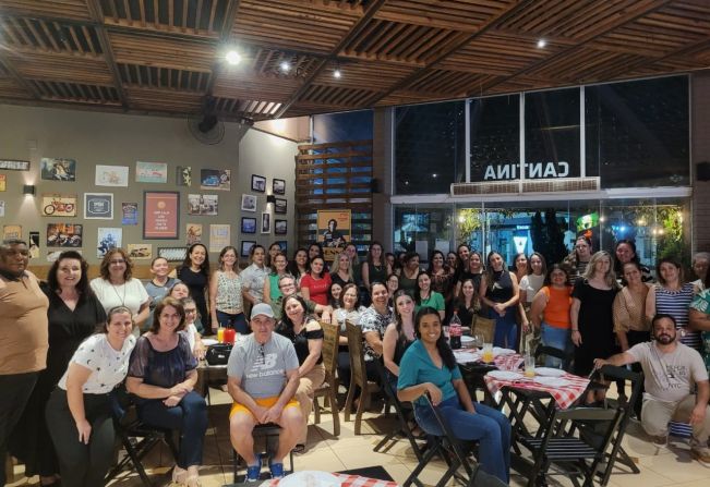 PREFEITURA REALIZA JANTAR E ENTREGA DE LEMBRANÇAS PARA PROFESSORES MUNICIPAIS.