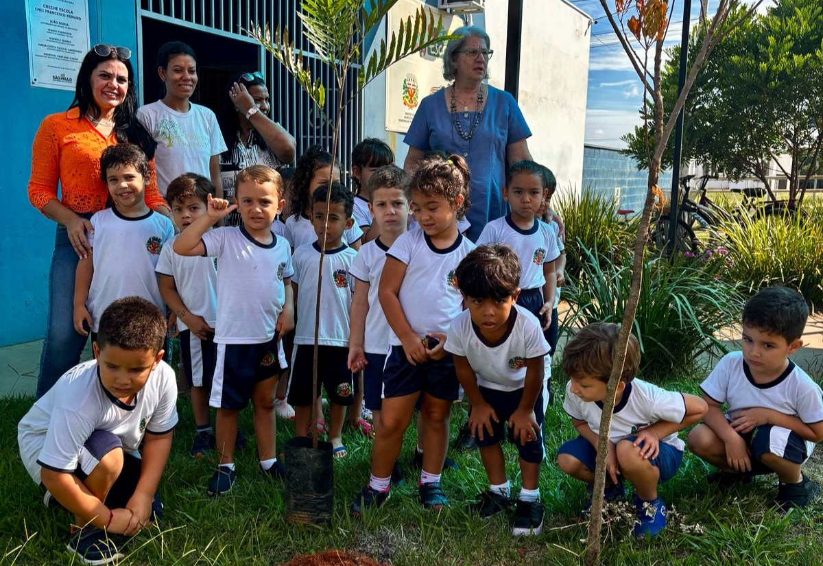 PEDRINHAS PAULISTA PROMOVE AÇÃO DE ARBORIZAÇÃO NA EMEI FRANCESCO ROMANO.