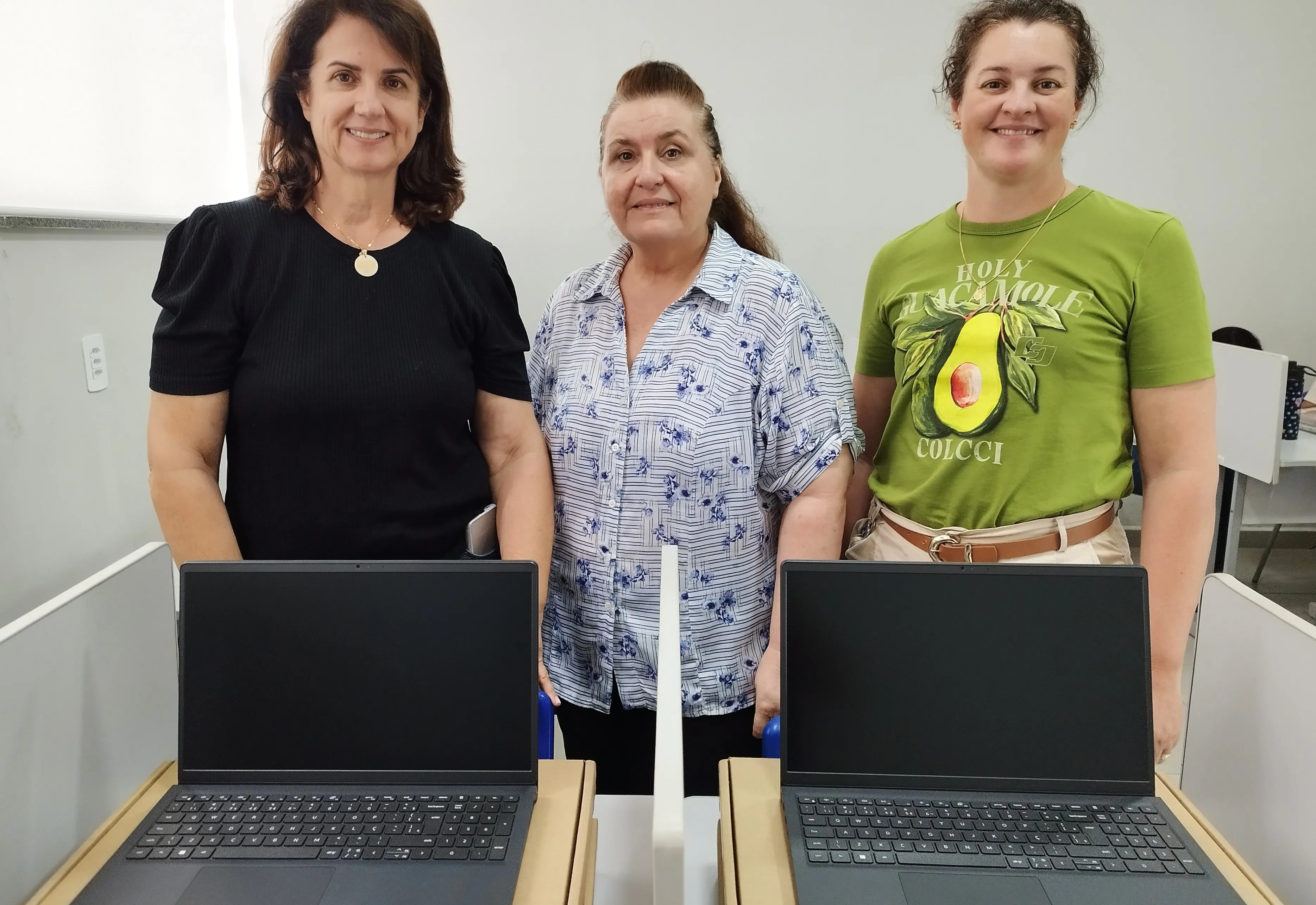 PREFEITURA INVESTE EM TECNOLOGIA E ADQUIRE NOVOS NOTEBOOKS PARA EMEF. PROF. CLOVIS MANFIO.