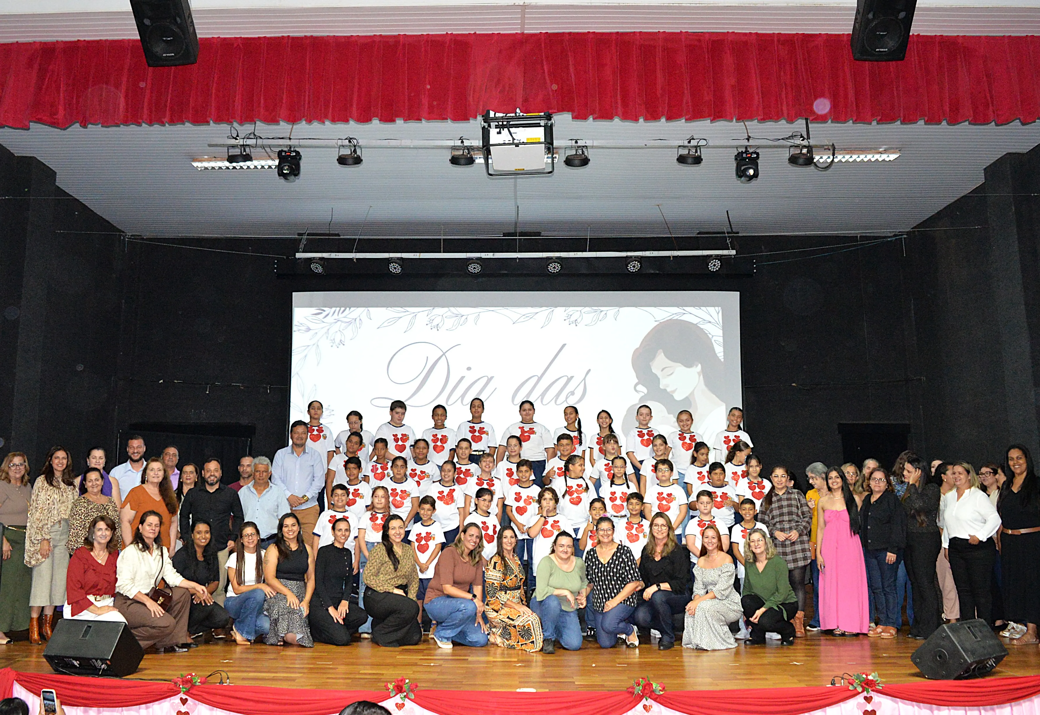 PREFEITURA MUNICIPAL REALIZA EMOCIONANTE HOMENAGEM AO DIA DAS MÃES COM APRESENTAÇÕES DE ALUNOS DA REDE MUNICIPAL DE ENSINO.