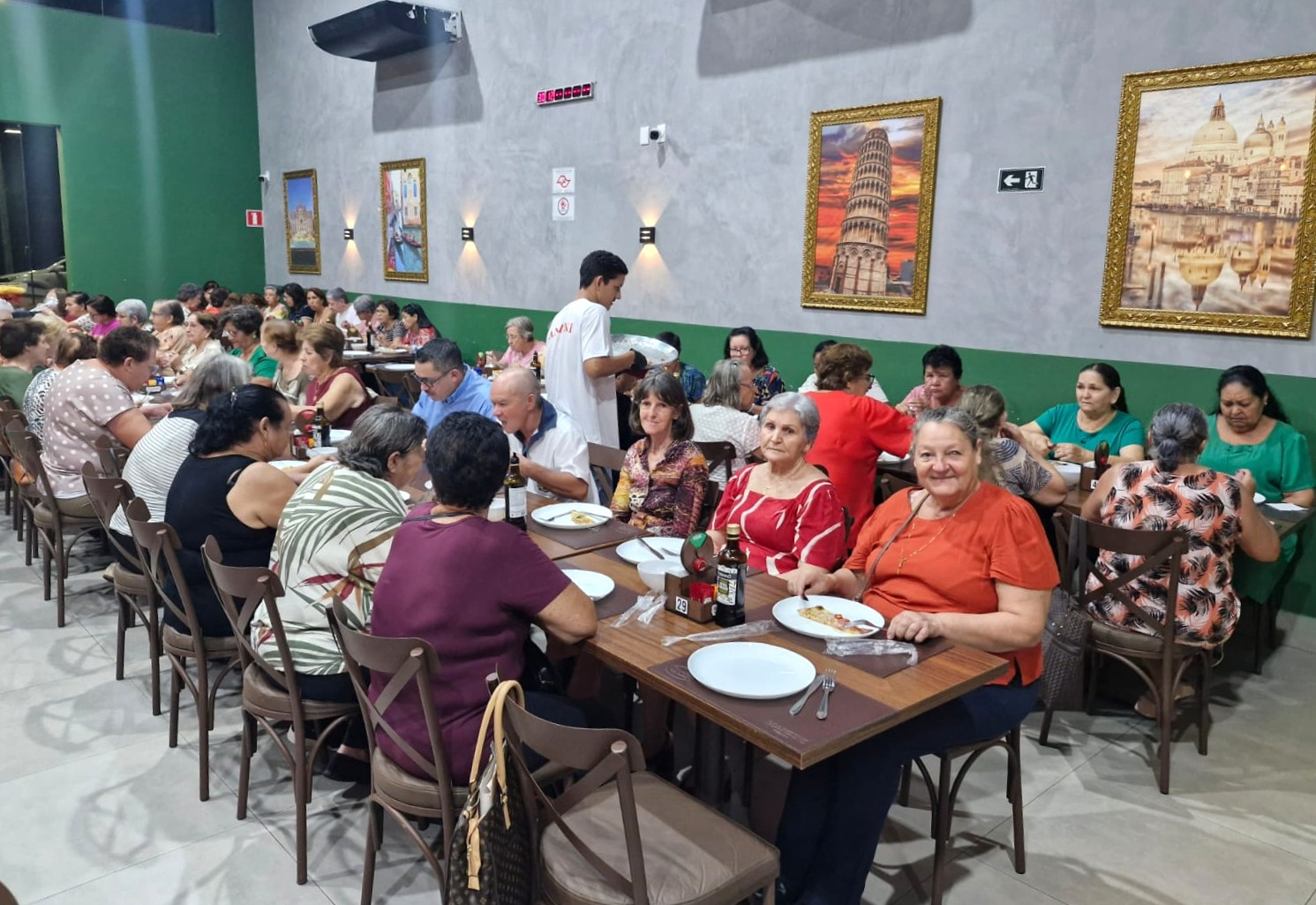 PREFEITURA MUNICIPAL REALIZA ENTREGA DE PRESENTES E JANTAR EM COMEMORAÇÃO AO DIA DAS MÃES PARA O GRUPO DO CCI.