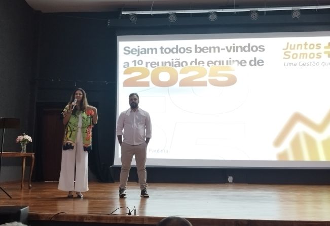 PREFEITURA REALIZA 1º REUNIÃO DE EQUIPE DE 2025 E FAZ HOMENAGEM A SECRETARIA DE SAÚDE IVANETE ROSATTO.