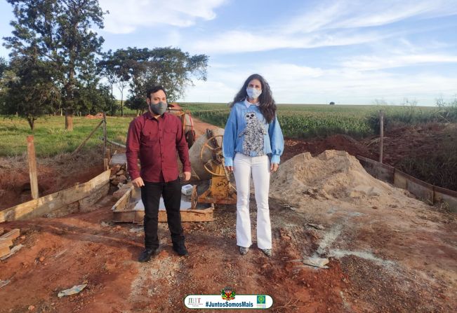 PREFEITO E VICE-PREFEITA VISITAM OBRAS DA PONTE QUE DÁ ACESSO À ÁGUA DO PICA-PAU