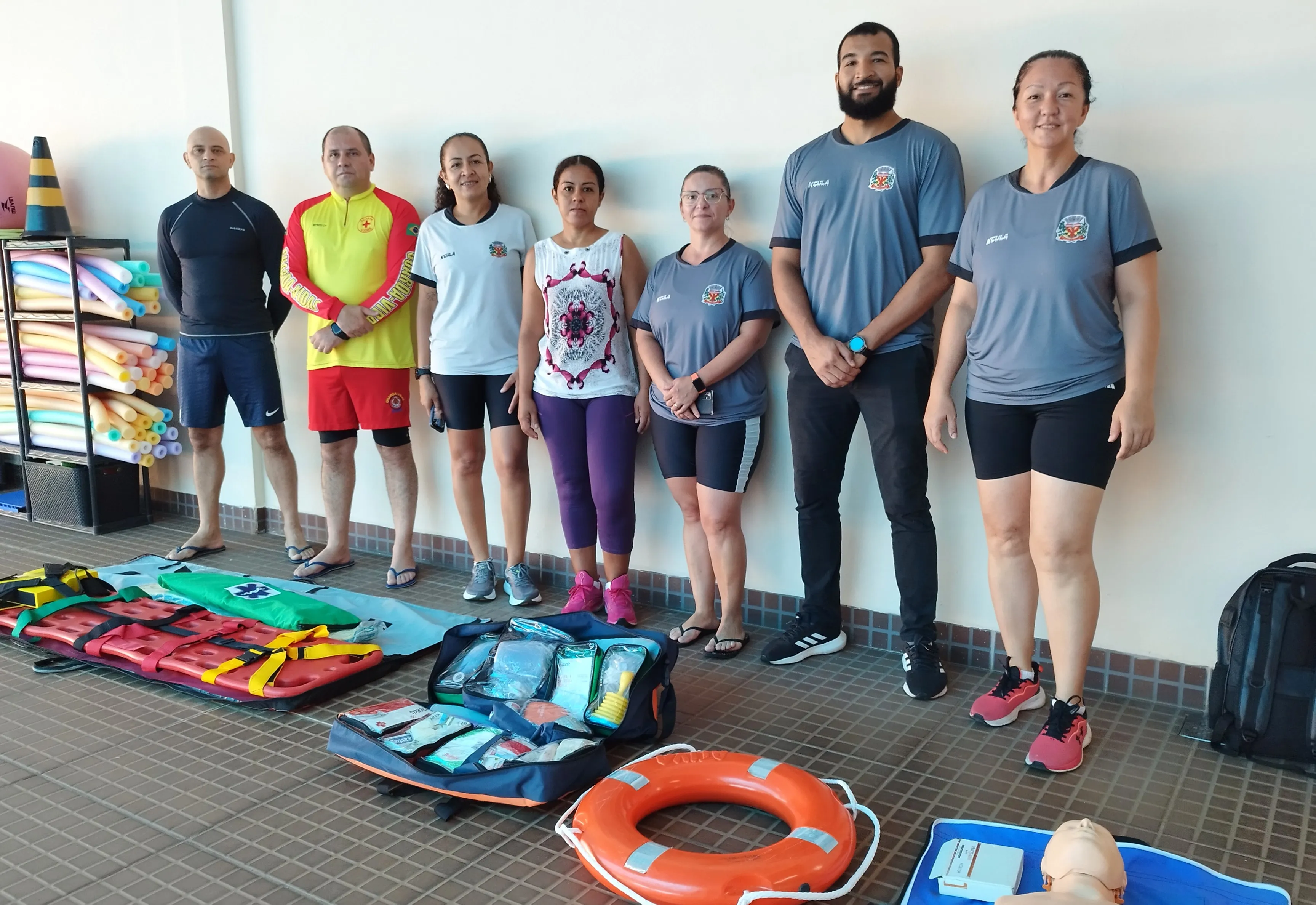 PROFESSORES DO DEPARTAMENTO DE ESPORTES PARTICIPAM DE CURSO DE GUARDA-VIDAS DE PISCINA.