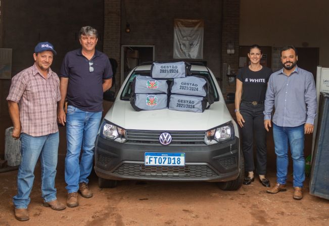 PREFEITO FREDDIE E VICE ANA CLAUDIA REALIZAM A ENTREGA DE NOVOS UNIFORMES PARA O SETOR DE OBRAS.