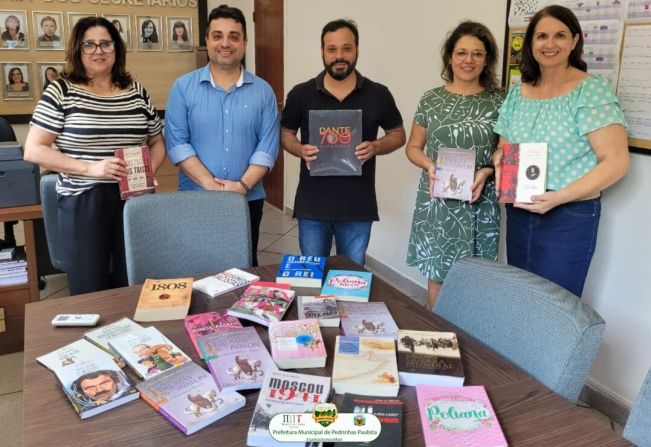 SECRETARIA DE EDUCAÇÃO E CULTURA RECEBE DOAÇÃO DE LIVROS PARA A BIBLIOTECA MUNICIPAL.