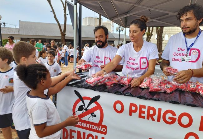 PREFEITURA MUNCIPAL REALIZA “DIA D” NO COMBATE A DENGUE EM CONJUNTO COM A REDE MUNICIPAL DE ENSINO.