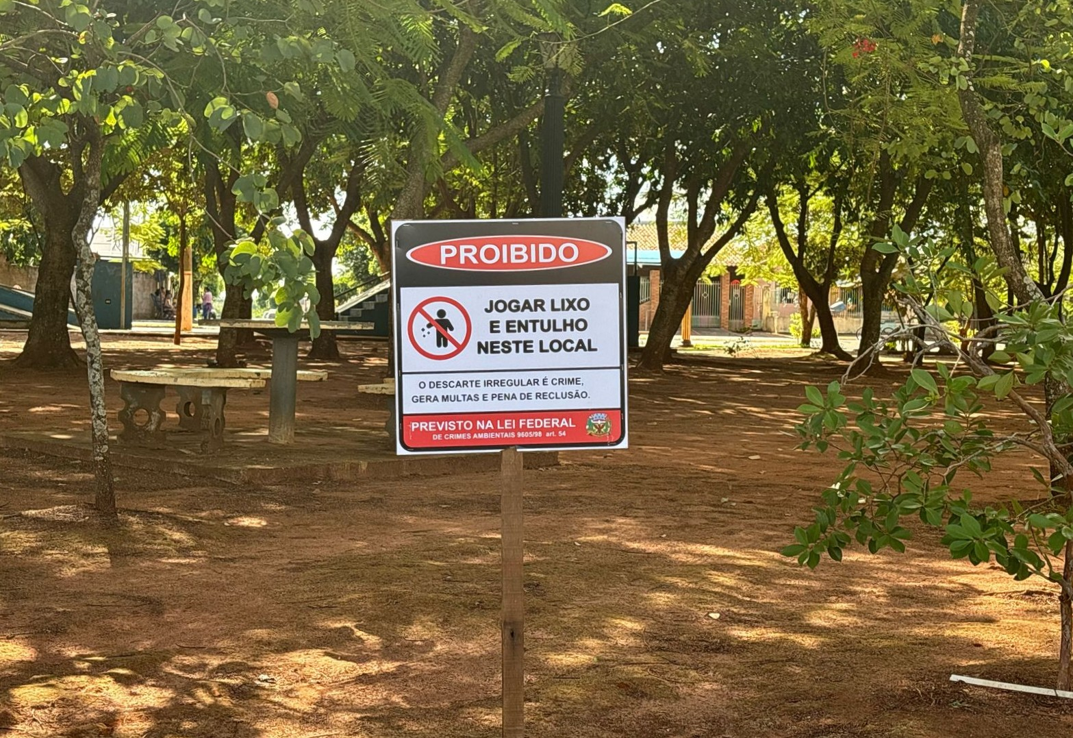 PREFEITURA INTENSIFICA AÇÕES DE CONSCIENTIZAÇÃO SOBRE O DESCARTE DE RESÍDUOS E ENTULHO.