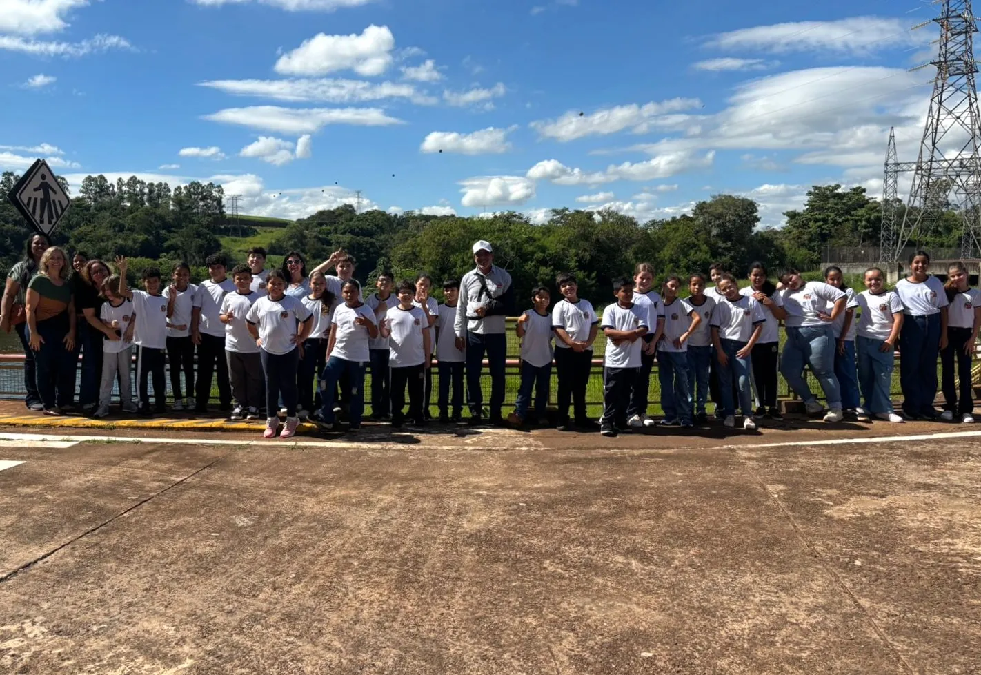 PREFEITURA DE PEDRINHAS PAULISTA PROMOVE AÇÃO DE EDUCAÇÃO AMBIENTAL NO DIA MUNDIAL DA ÁGUA COM VISITA EDUCATIVA SOBRE ÁGUA, PISCICULTURA E ENERGIA LIMPA.