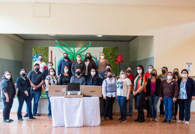 ADMINISTRAÇÃO MUNICIPAL E SECRETARIA DE EDUCAÇÃO ENTREGAM NOTEBOOKS A PROFESSORES DA EMEF “CLÓVIS MANFIO”